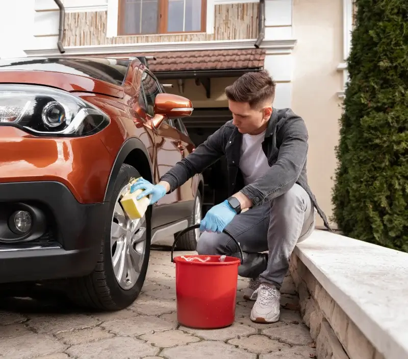 Lavage auto à domicile Saint-Nazaire-les-Eymes : professionnel intervenant sur un véhicule
